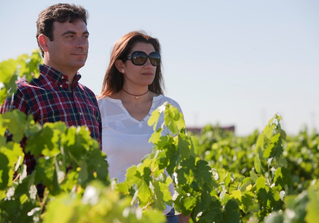 Carlos Plaza y Manuela Bayón, directora comercial de la bodega, en el viñedo