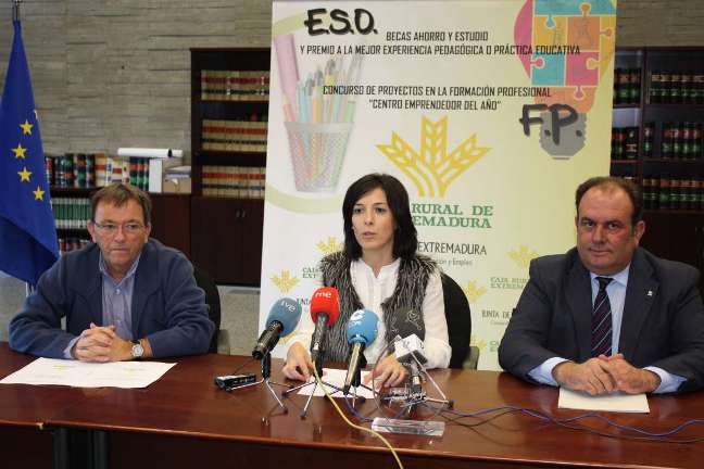 De izq. a dcha, Martín Fariñas, Esther Gutiérrez y Urbano Caballo.