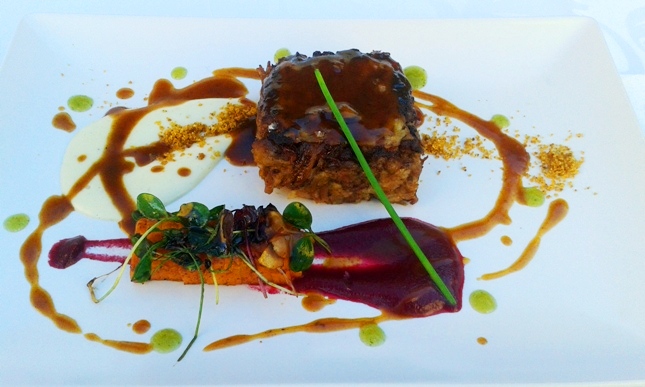 Cordero de Extremadura asado en su redaño con crema de coliflor, ensalada de calabaza y hongos’, es la original receta que le ha hecho llevarse el galardón al chef Victor Corchado del Hotel Can Faustino de Menorca.