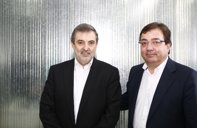El presidente de la Junta de Extremadura, Guillermo Fernández Vara junto al presidente de Telefónica España, Luis Miguel Gilpérez.