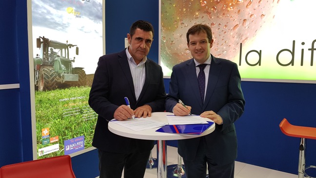 Momento de la firma del convenio