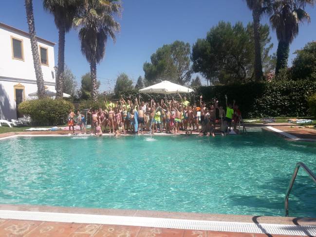 Piscina exterior exclusiva del campamento